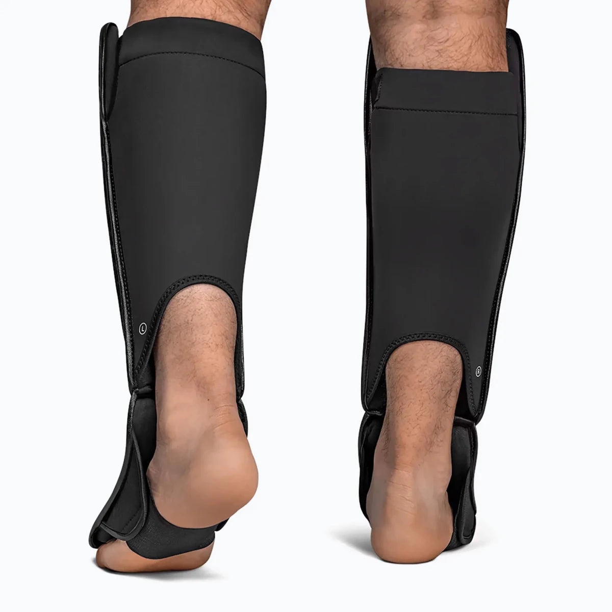 Vue arrière du système de verrouillage ergonomique des protège-tibias noirs Hayabusa Full Back.