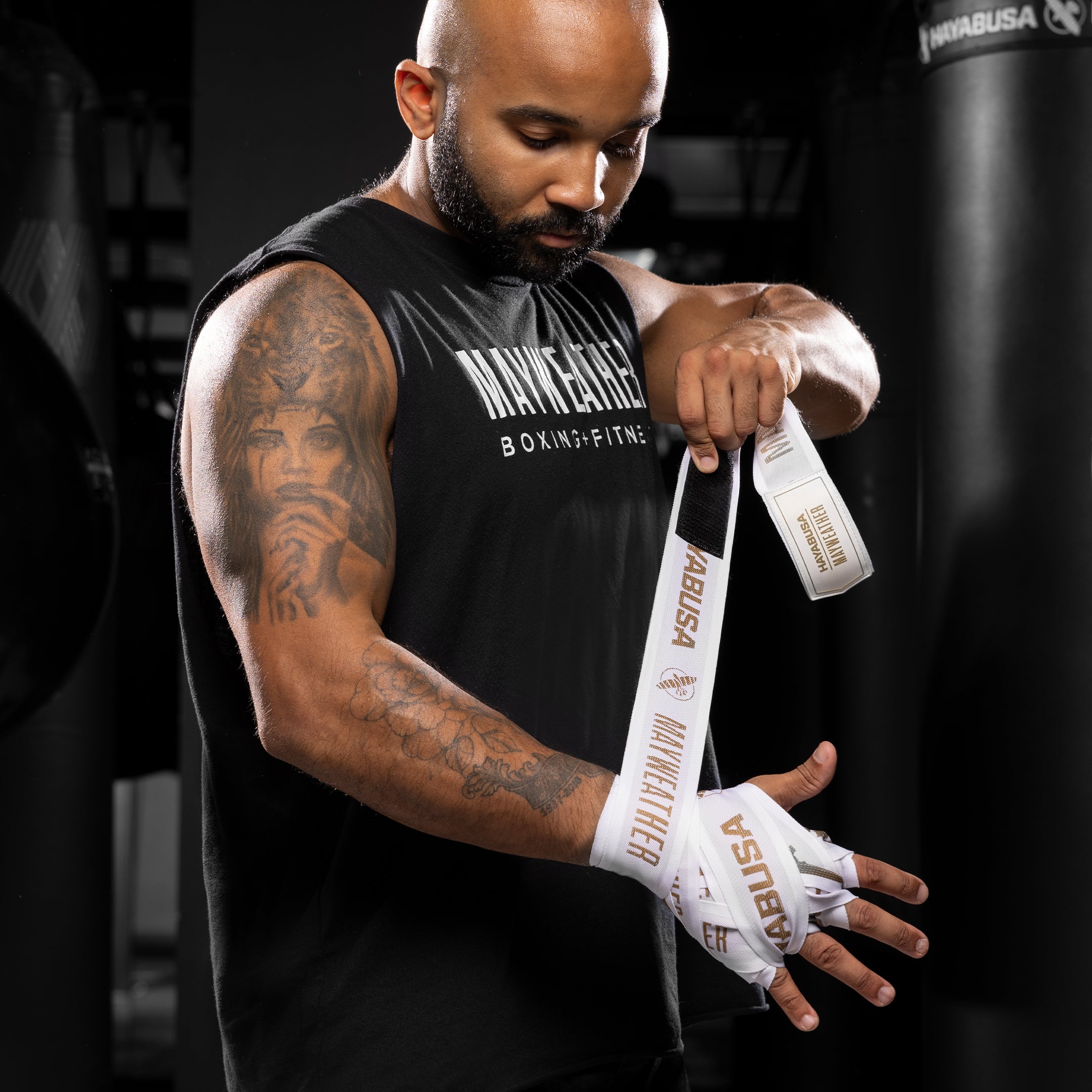 Bendaggio tecnico con bende Mayweather Deluxe bianche e oro per protezione nocche e polso