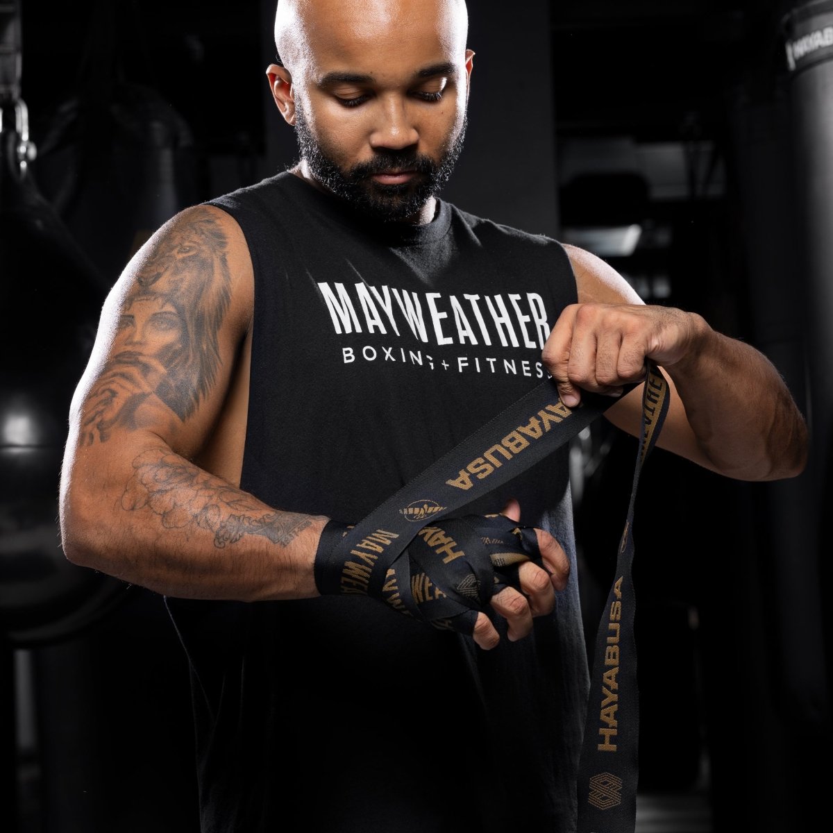 Professionellt bandage gjort med svart och guld Mayweather Deluxe-bandage på hand och handled