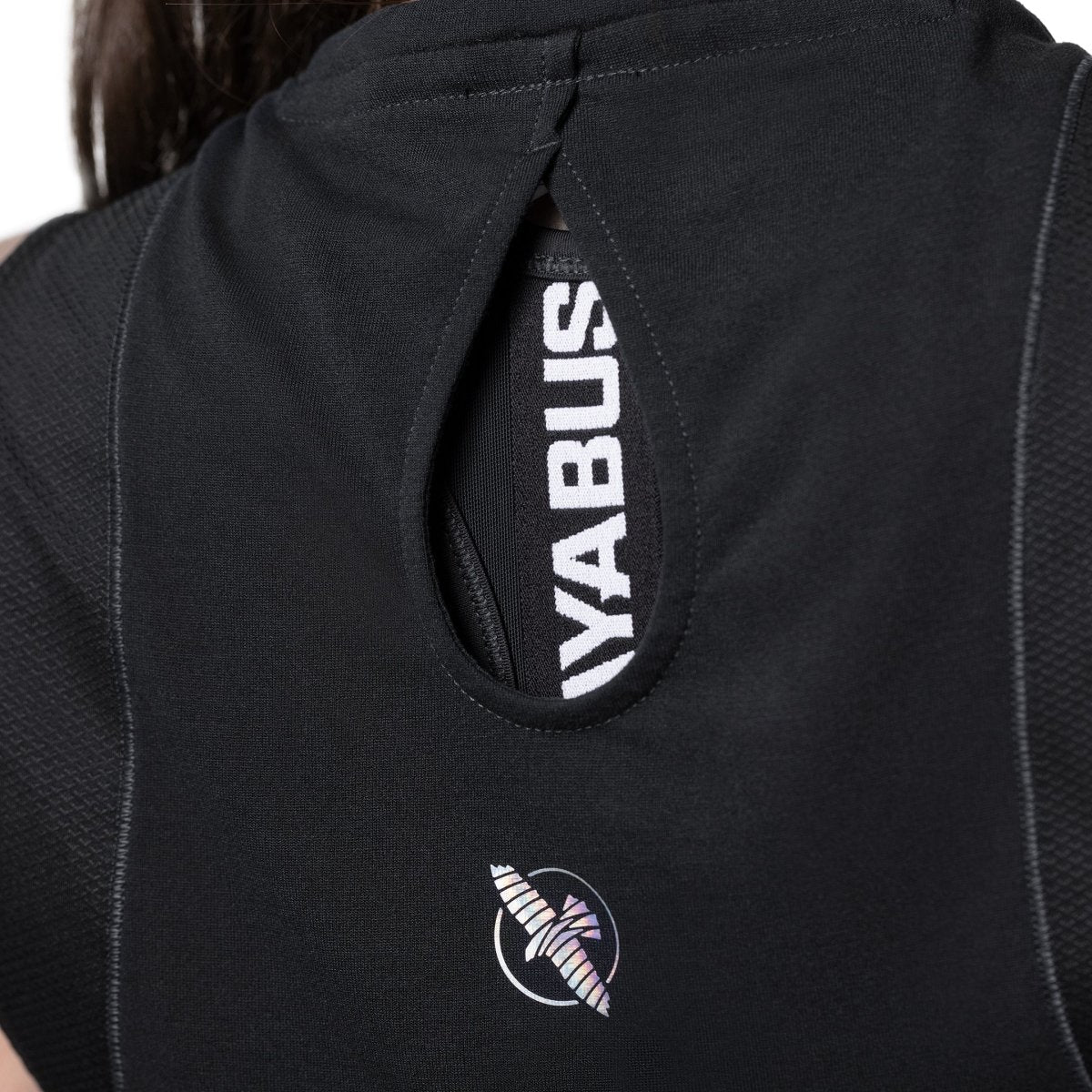 Detail loga Hayabusa vytištěného na zadní straně černého sportovního tílka