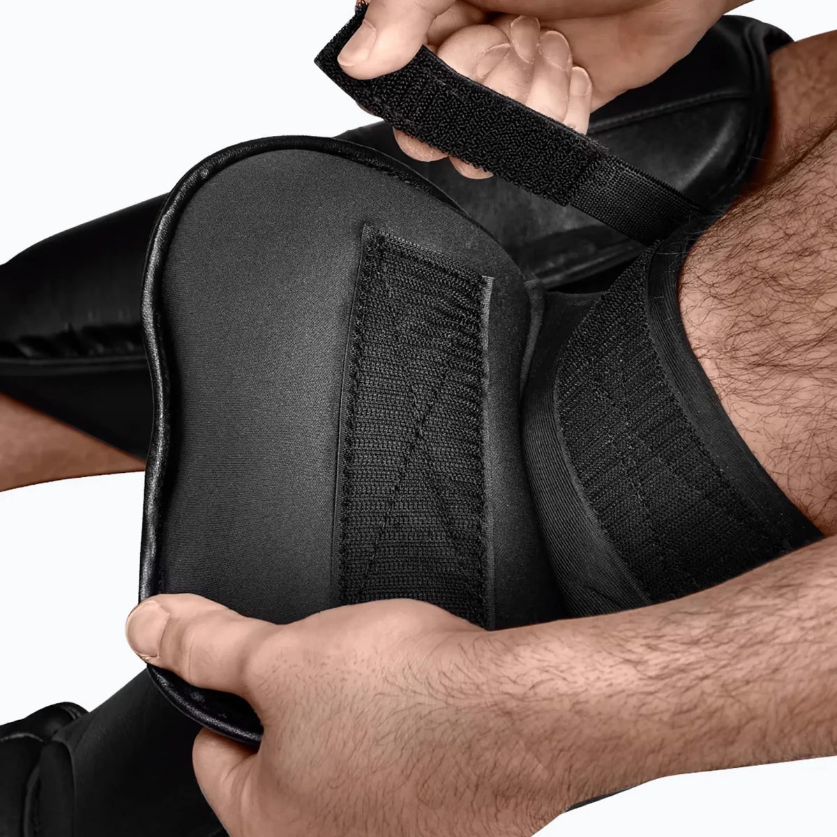 Détail de la chaussette élastique respirante des protège-tibias Hayabusa T3 pour une stabilité absolue sur la jambe.