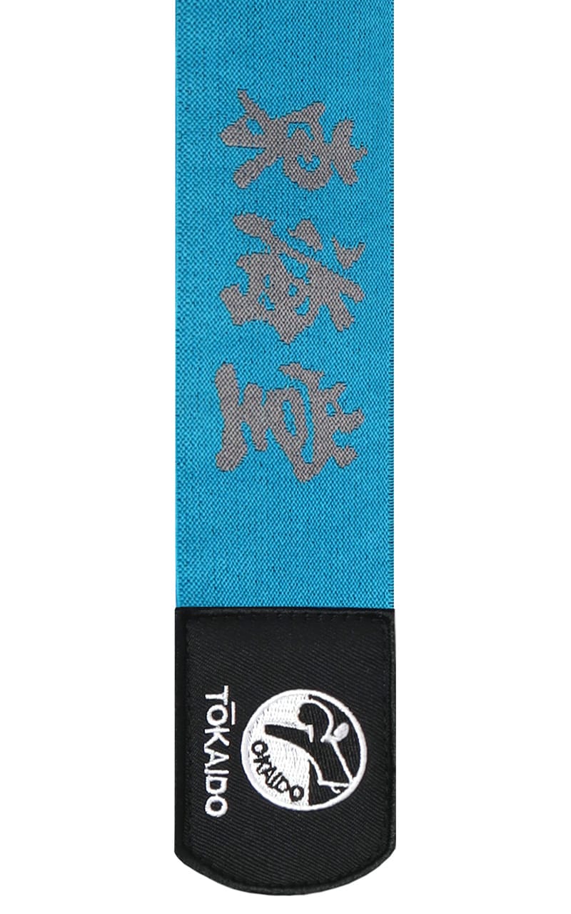 Dettaglio del ricamo Kanji Tokaido sul guantino blu da gara in pelle sintetica idrorepellente.