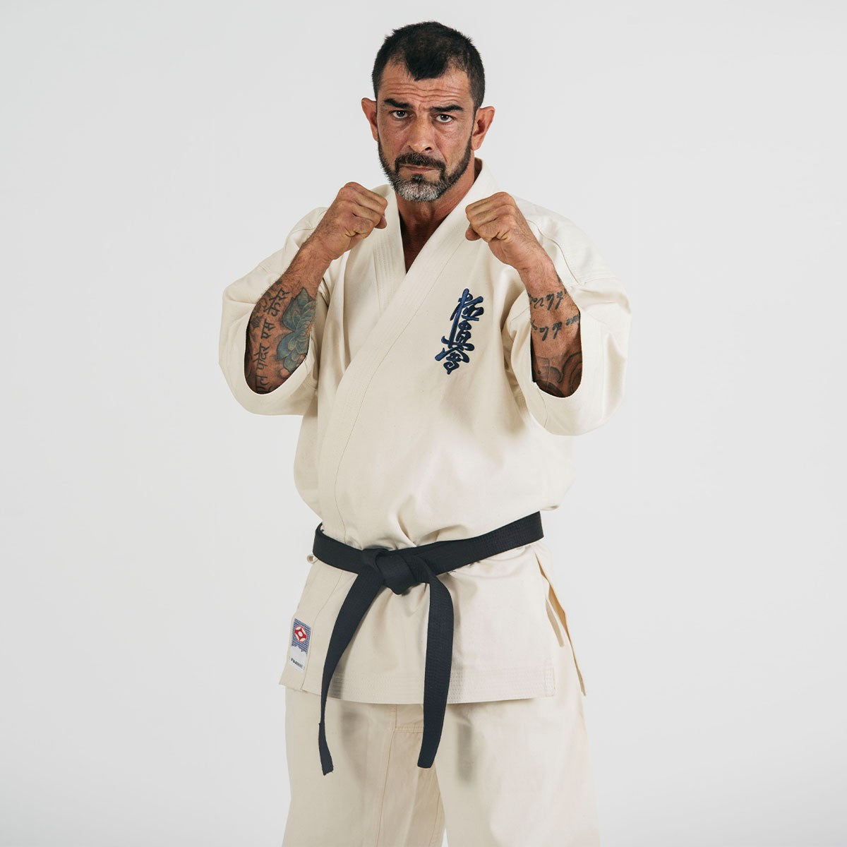 Dettaglio della trama pesante da 14oz del Karategi Yantsu color bianco tradizionale.