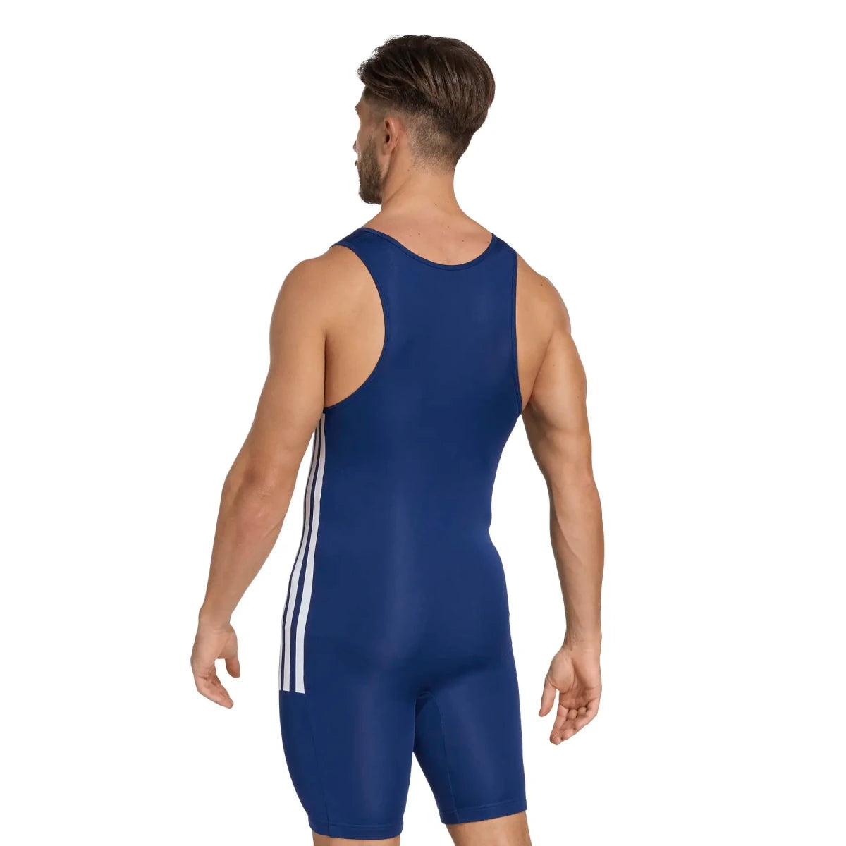 Détail latéral du survêtement adidas Powerlift avec logos et rayures dynamiques.