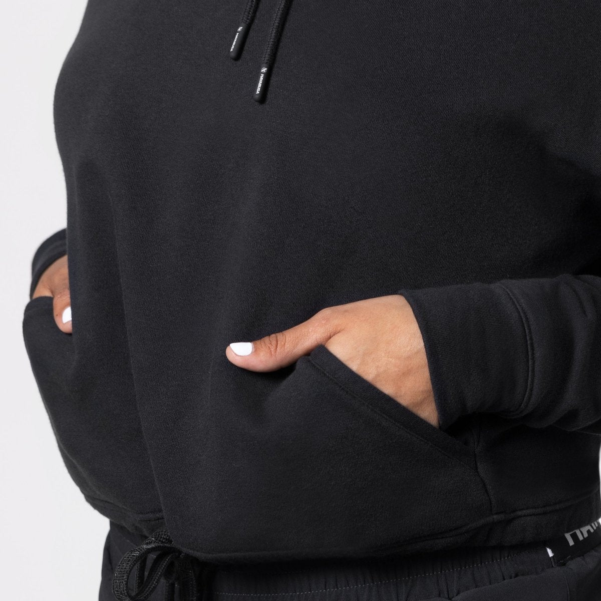 Détail des poches avant ouvertes du sweat court noir Hayabusa