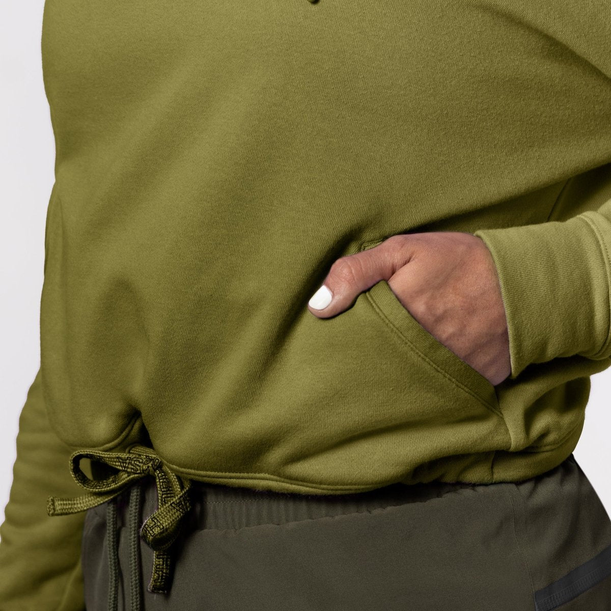 Détail des poches avant du sweat court Hayabusa vert olive