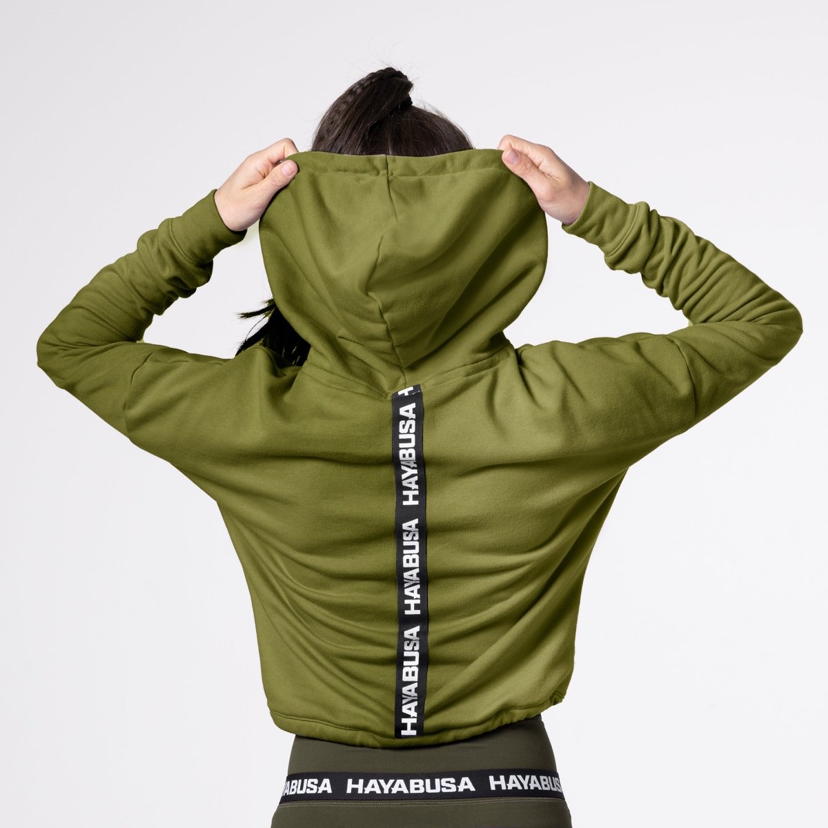 Vue arrière du sweat-shirt vert olive, focus sur l'ourlet réglable avec cordons de serrage caoutchoutés