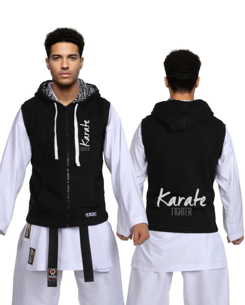 Přední detail černé mikiny Itaki bez rukávů s nápisem Fighter a kapucí