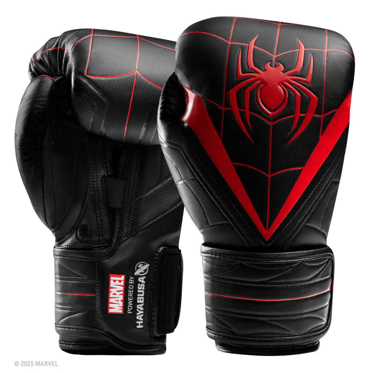 Ett par Hayabusa Marvel Miles Morales Spider-Man boxningshandskar, svart och röd spindelwebbdesign