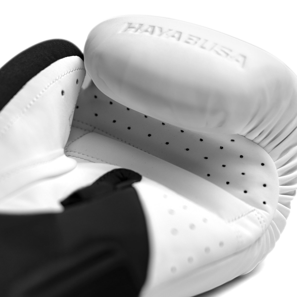 Detalj av premiumstoppningen och sömmarna på de vita Hayabusa T360-handskarna