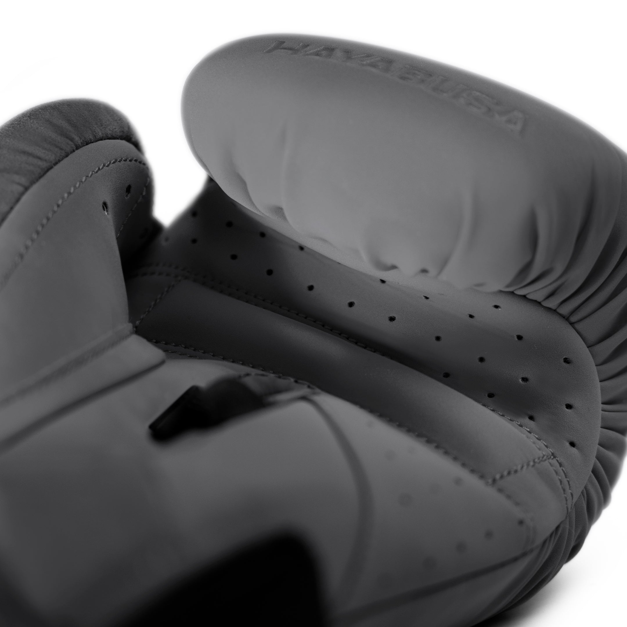 Dettaglio dell'imbottitura e delle cuciture premium dei guanti Hayabusa T360 grigi