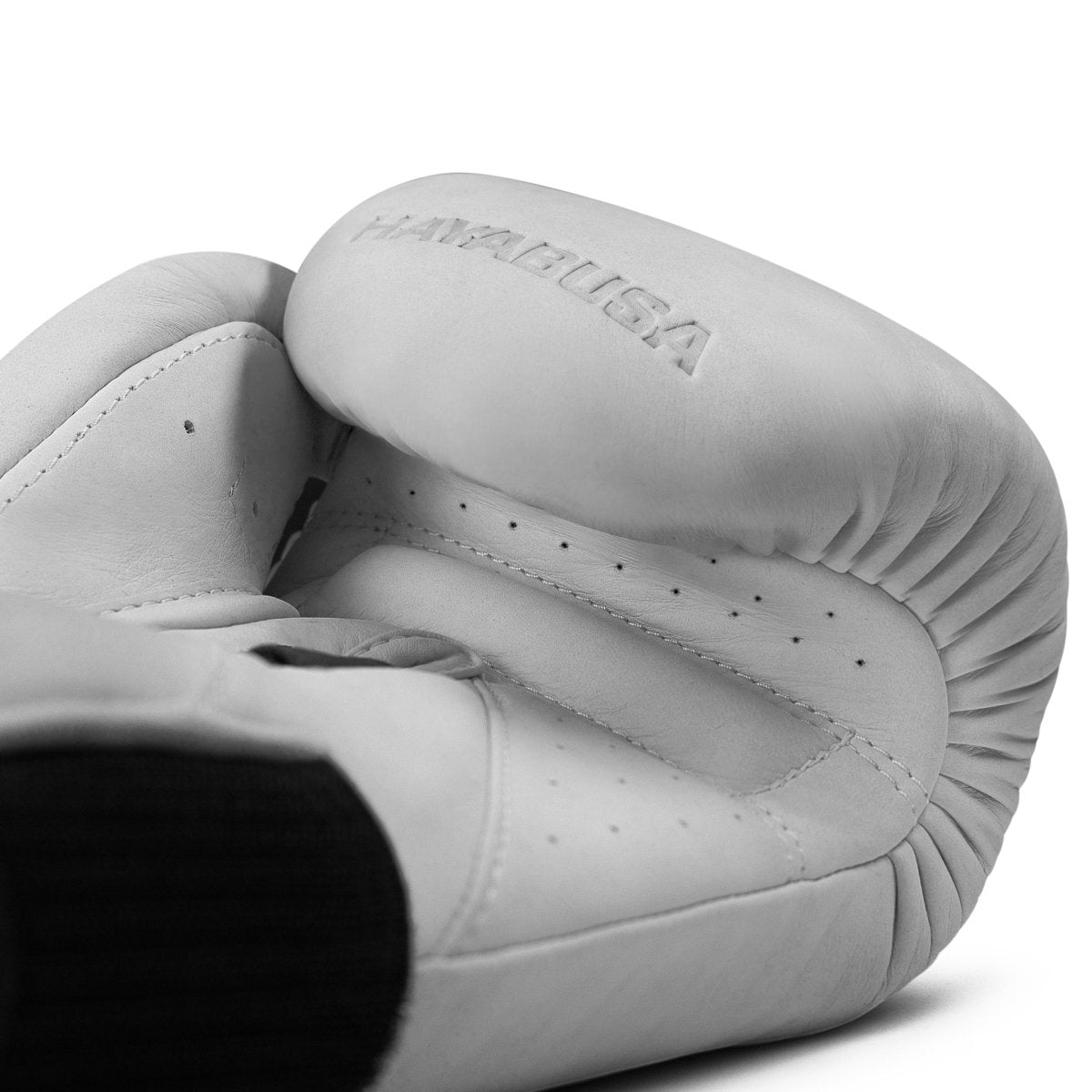 Close-up van de palm van de witte Hayabusa T360 handschoen, handgemaakte afwerkingen en ventilatiegaten