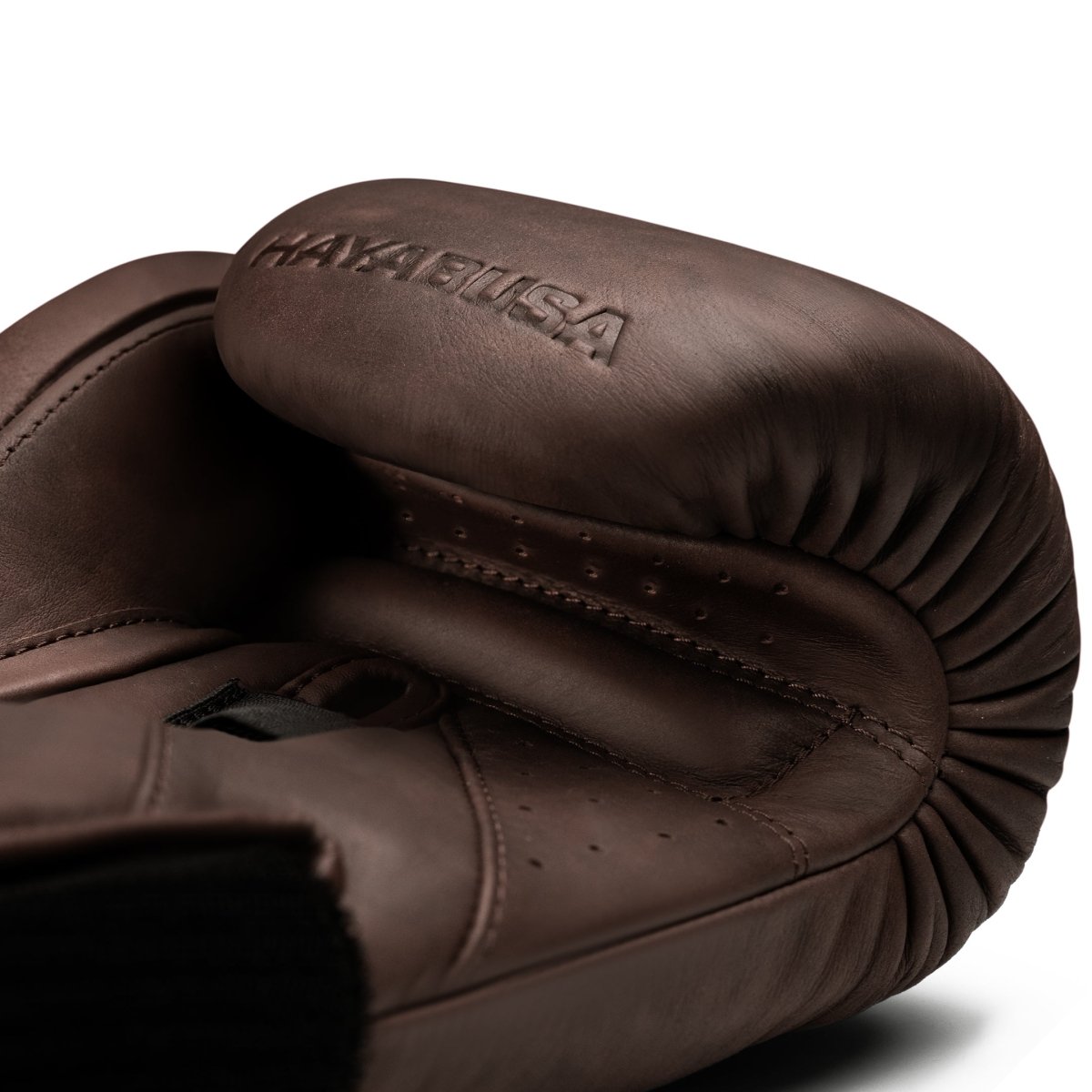 Detail van de handpalm van de bruine Hayabusa T360-handschoenen, wat de bescherming en de vulling met meerdere dichtheden benadrukt