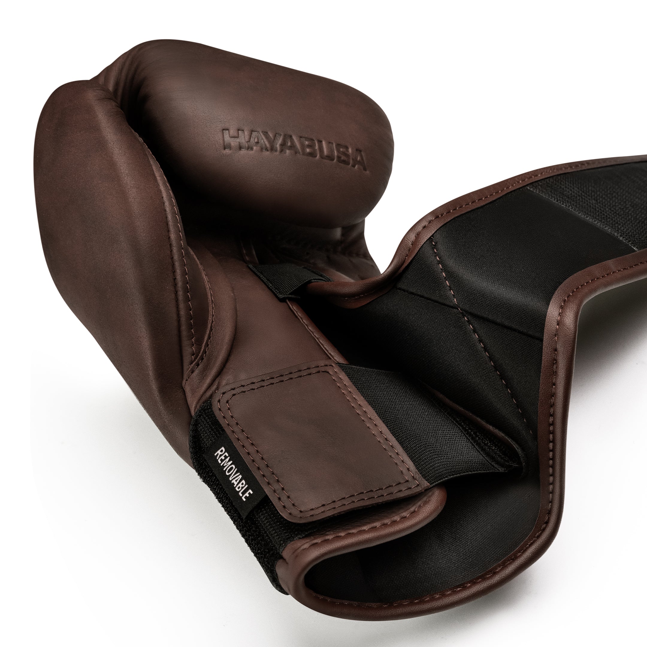 Vista singola del guanto Hayabusa T360 marrone, focus sulla chiusura a incastro Dual-X