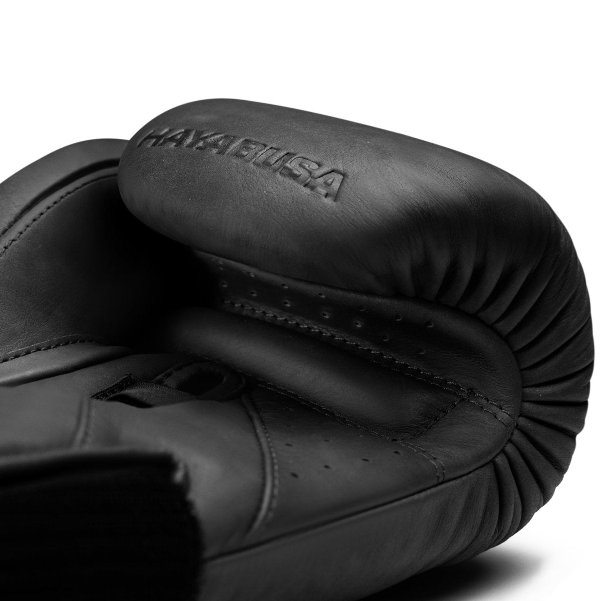 Detail van de palm van de zwarte Hayabusa T360-handschoenen, met de ergonomische handgreep en ademende voering