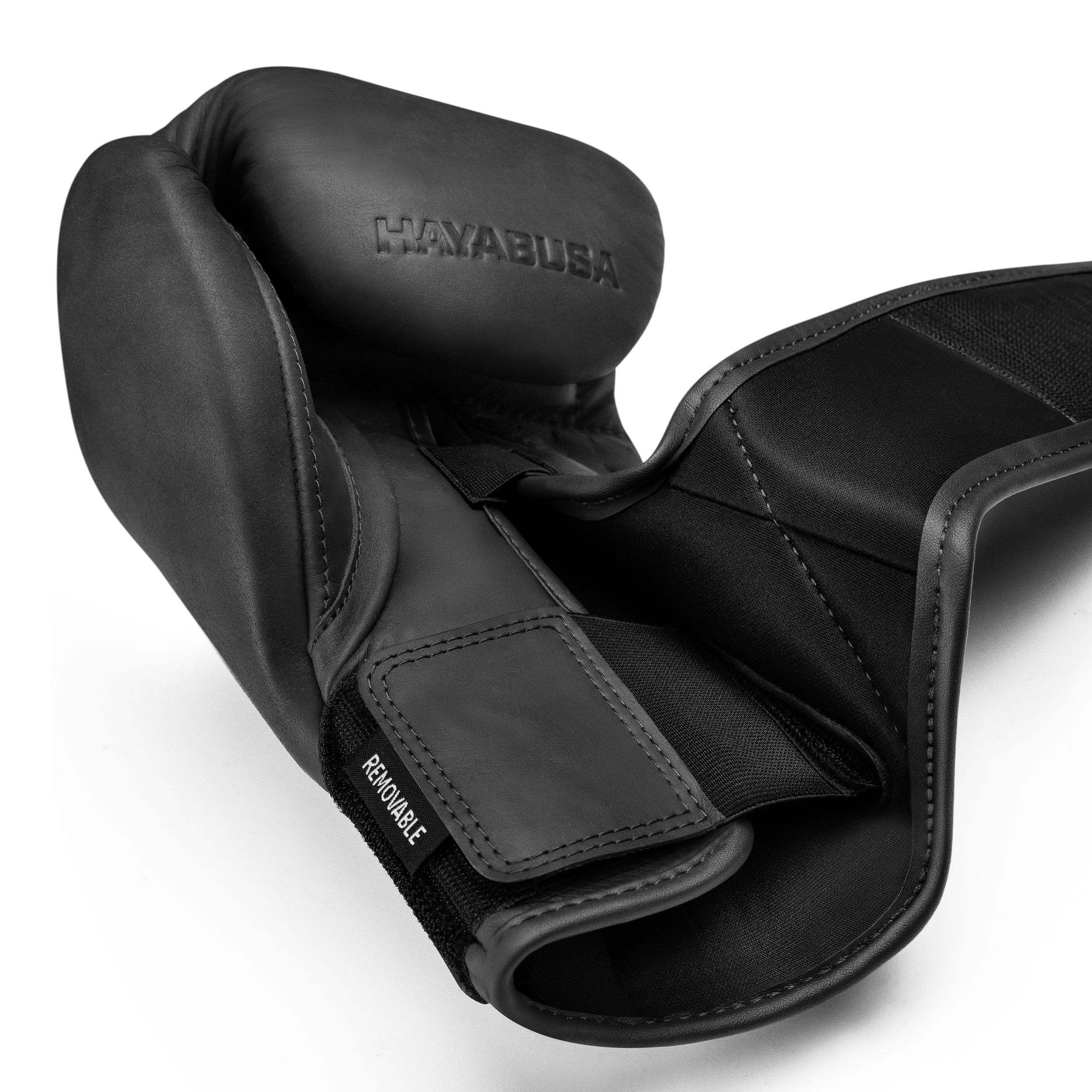 Vista del guanto singolo Hayabusa T360 nero con dettaglio della chiusura Dual-X e cinturini di supporto