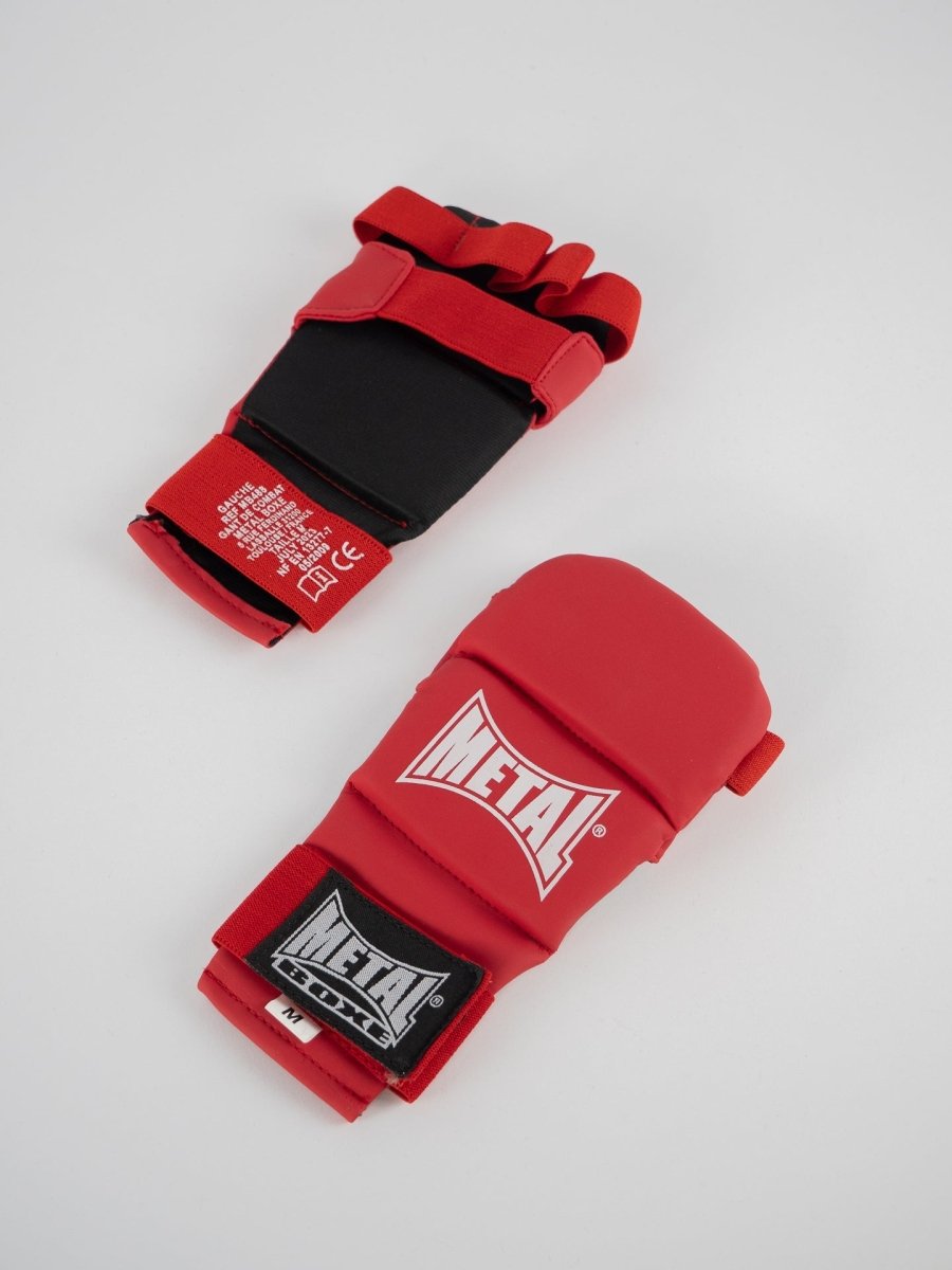 Tampak belakang sarung tangan Metal Boxing Ju Jitsu merah, detail bagian belakang pelindung