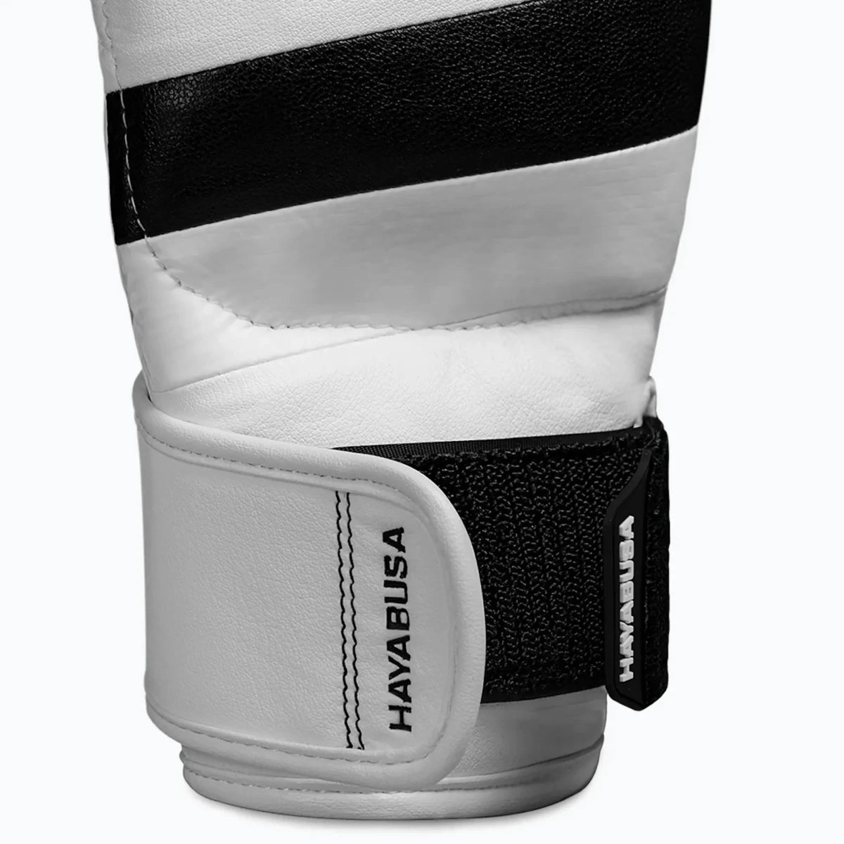 Finishing premium dan material teknis dari sarung tangan putih Hayabusa T3 Hybrid dengan logo kontras.