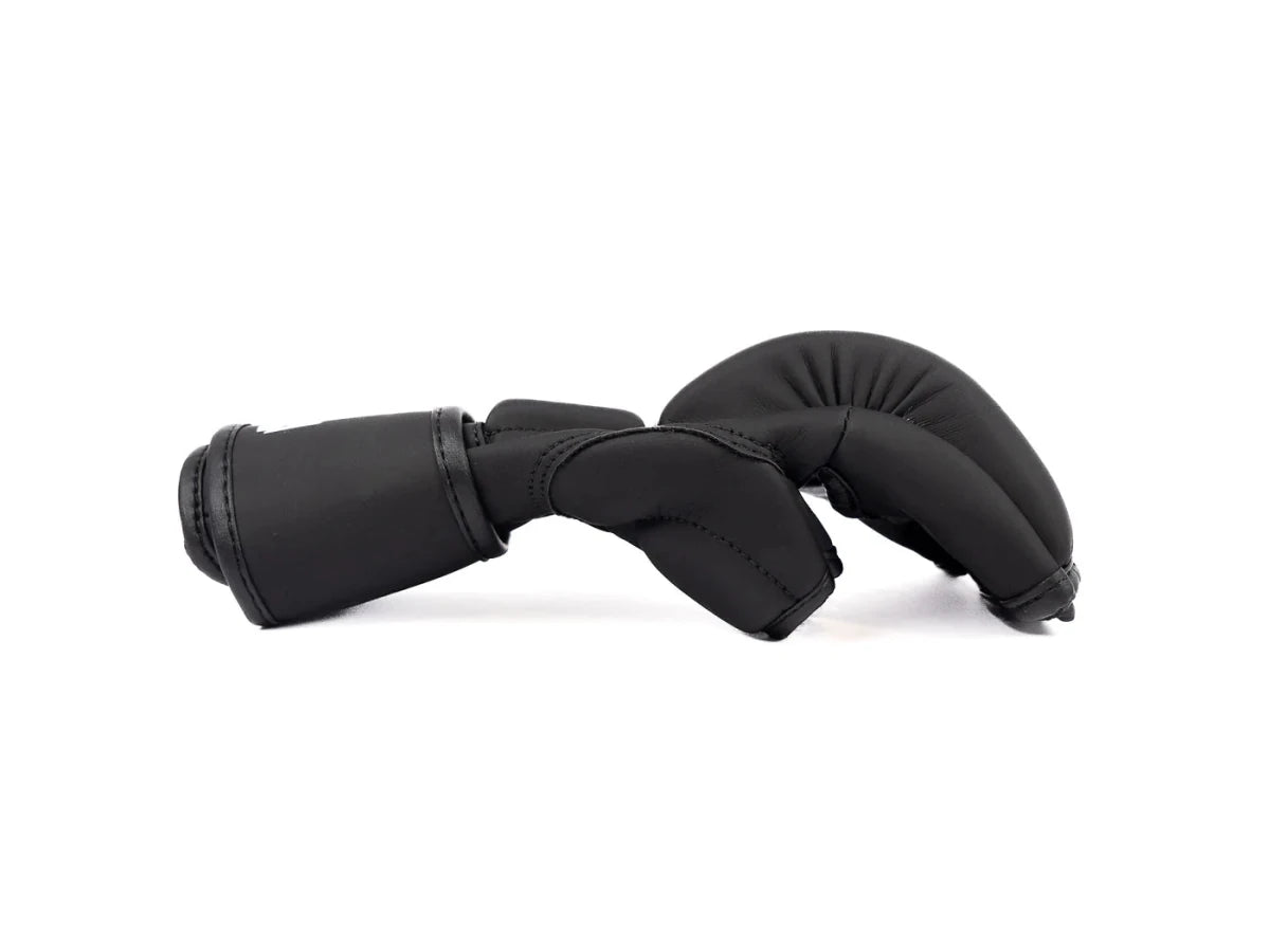Vue latérale des gants The Claw MMA, détail de la protection du pouce et épaisseur du rembourrage