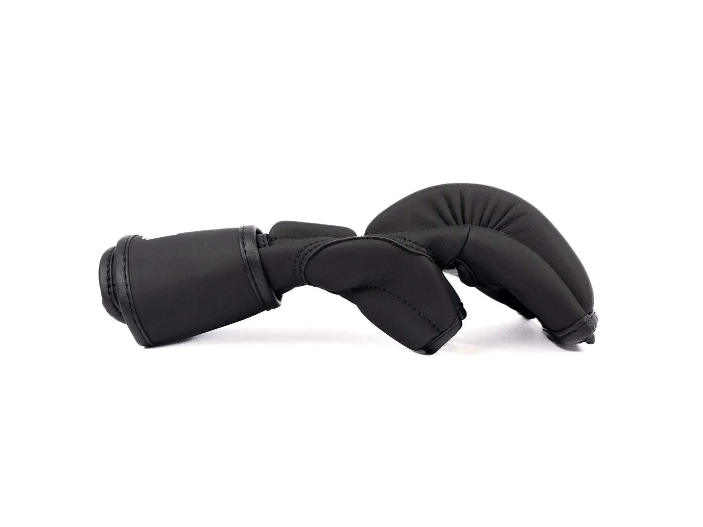 Vista laterale guanti MMA The Claw, dettaglio protezione pollice e spessore imbottitura