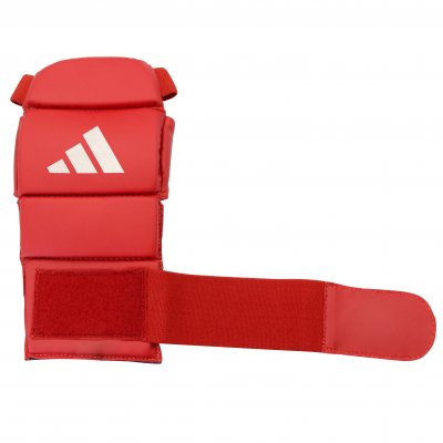 Dettaglio chiusura dei guantini Adidas Ju Jitsu rossi per le prese