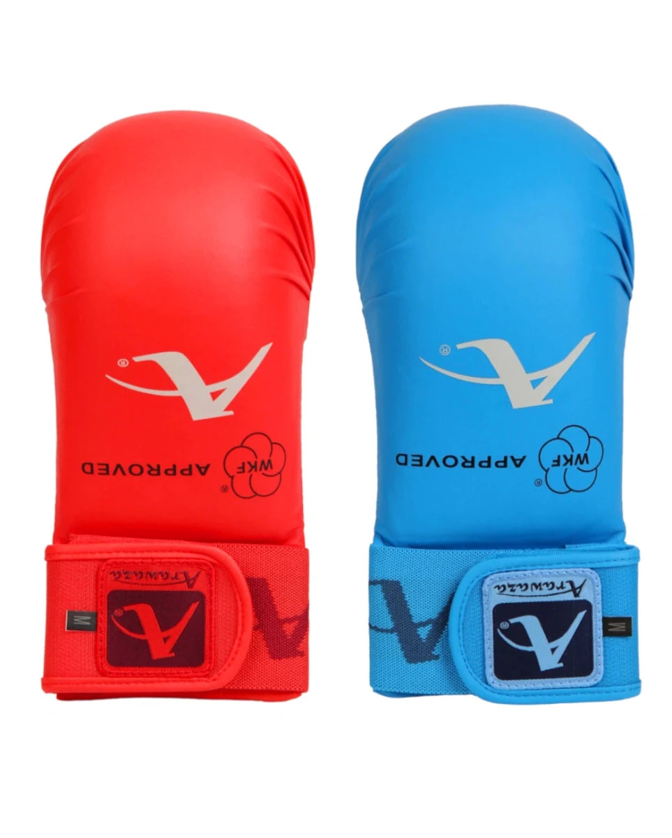 Paar WKF goedgekeurde Karate Arawaza WKF Kumite handschoenen in de officiële rode en blauwe kleuren voor wedstrijden