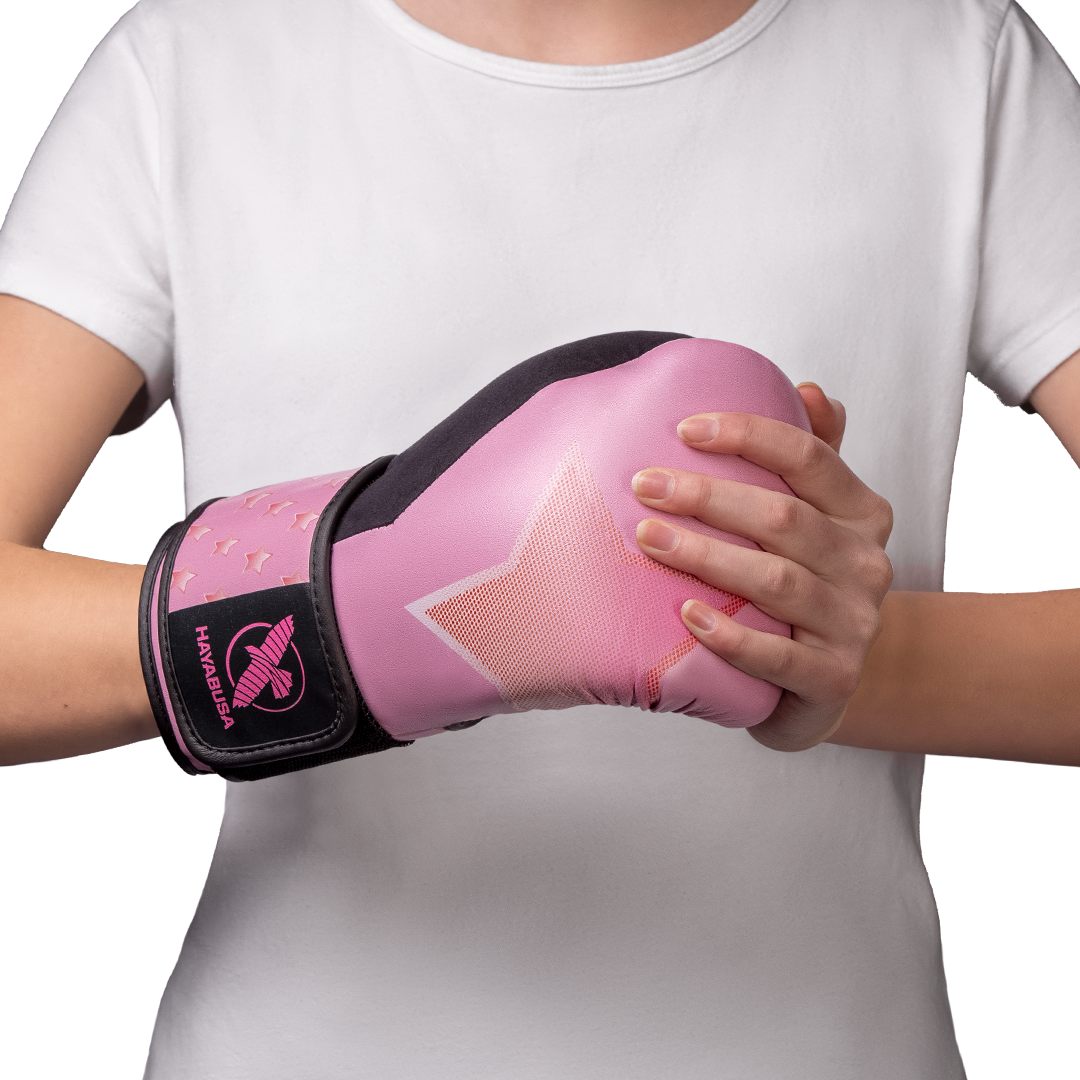 Bambina con i guantoni Hayabusa S4 Epic Stella indossati durante una sessione di sparring leggero