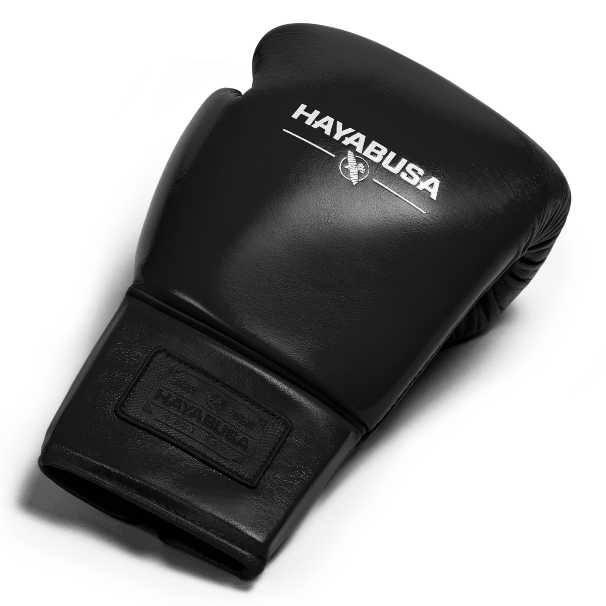 Bovenaanzicht van een enkele zwarte Hayabusa Pro Lace-bokshandschoen, met de vulling en het volnerf leer