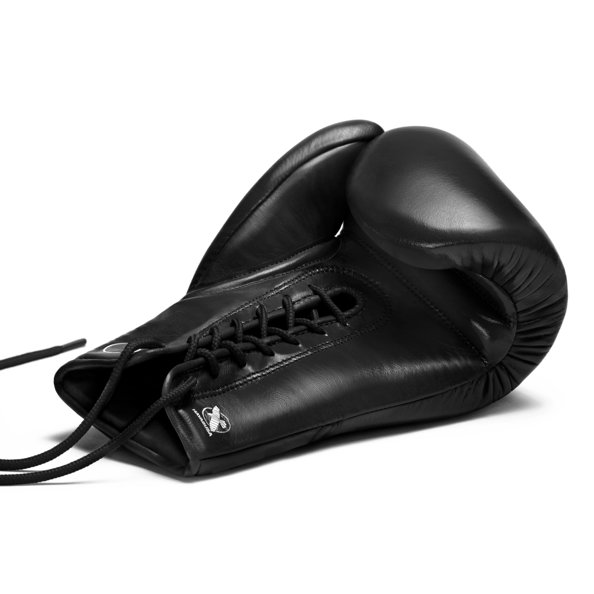 Close-up van het traditionele vetersluitingssysteem op de zwarte Hayabusa Pro Lace-handschoen