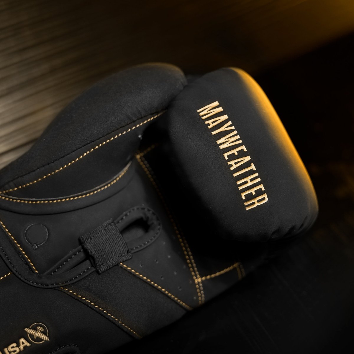 Détail du rembourrage interne et de la barre de préhension inclinée des gants Mayweather Champ en or noir