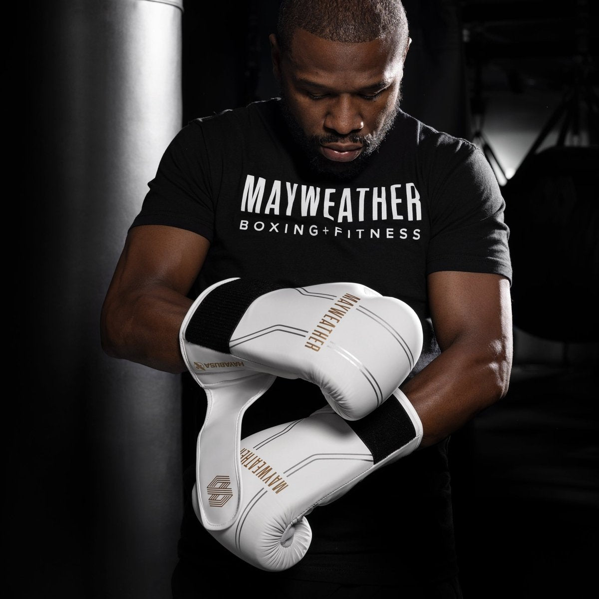 Floyd Mayweather draagt de wit-gouden Hayabusa Contender-handschoenen 