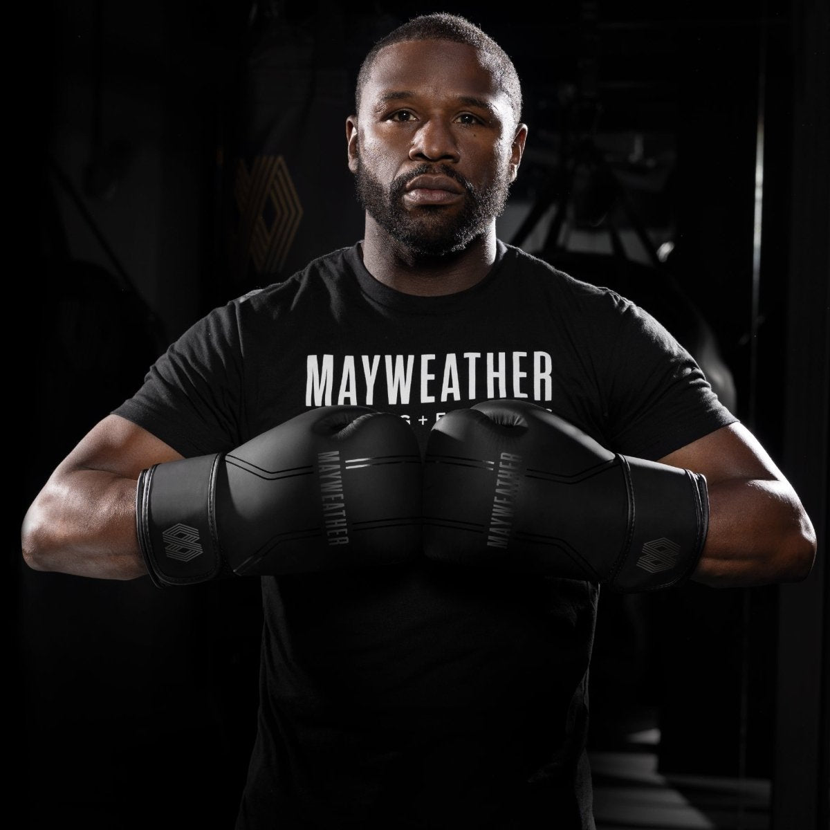 Floyd Mayweather draagt de zwarte Hayabusa Contender-handschoenen
