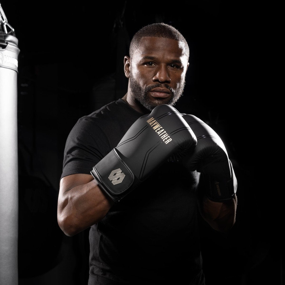 Floyd Mayweather draagt de zwart-gouden Hayabusa Contender-handschoenen tijdens een professionele training