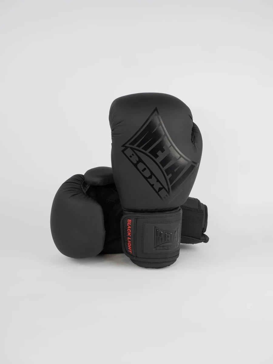 Vedere frontală a mănușilor de competiție Metal Boxing Black Light de culoare neagră mat