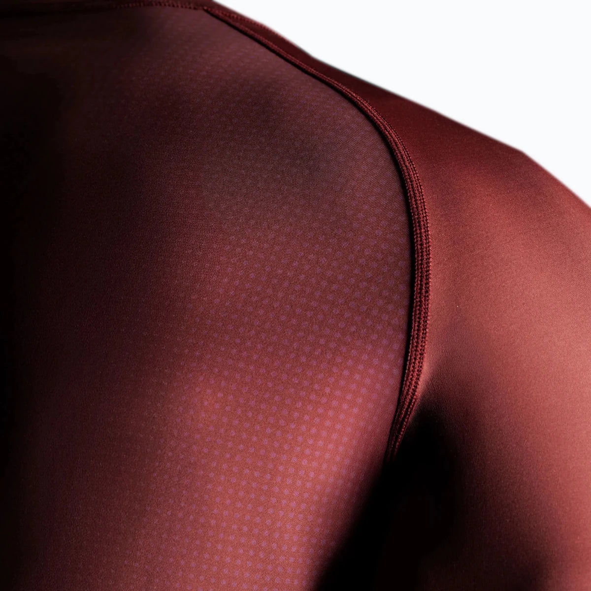 Detail Rash Guard Hayabusa Burgundy di bagian samping dan lengan.