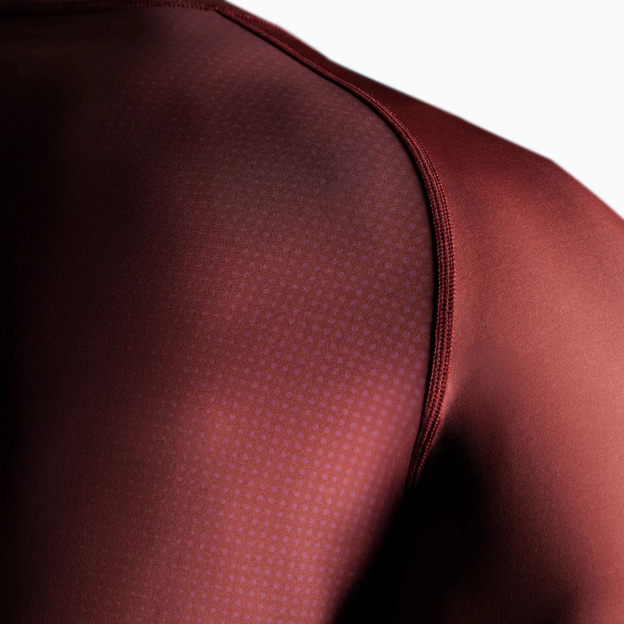 Dettaglio fianchi e maniche rash guard bordeaux Hayabusa.