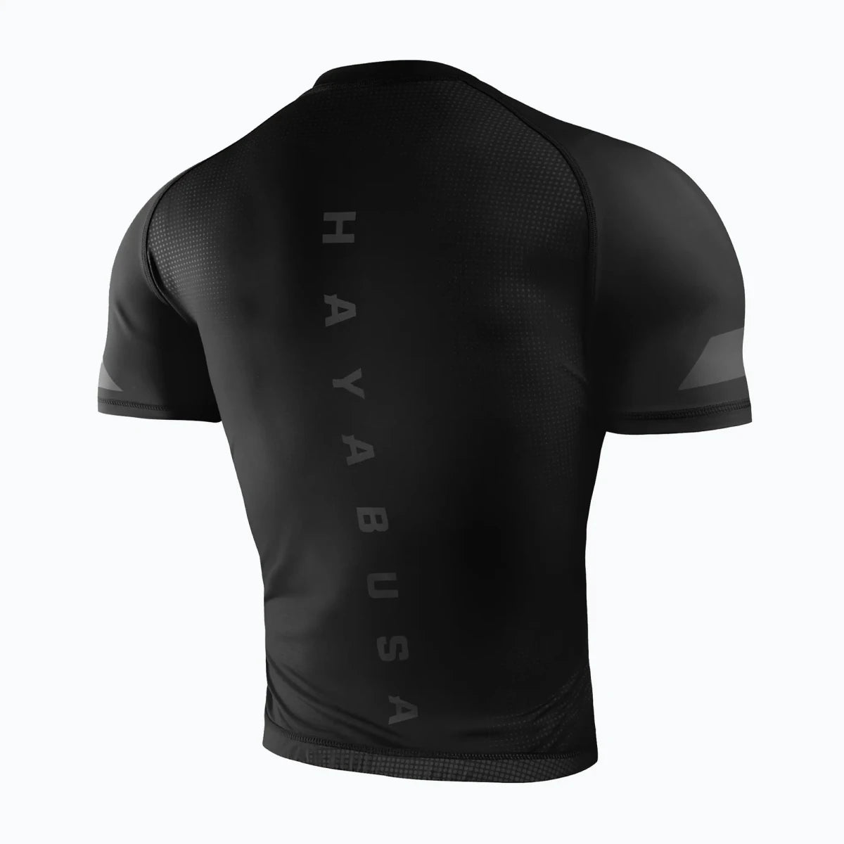 Detail logo Hayabusa dan jahitan rata pada Rash Guard berwarna hitam.
