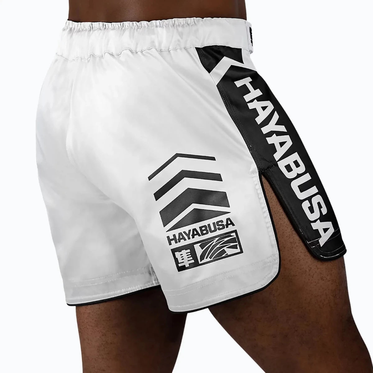 Vue latérale des fentes d'aération étendues, short blanc Hayabusa Icon pour MMA.