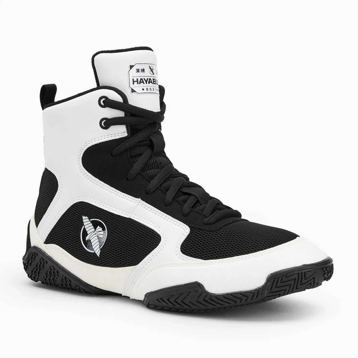 Vue de face des chaussures de boxe Hayabusa Pro blanches pour les matchs et l'entraînement.