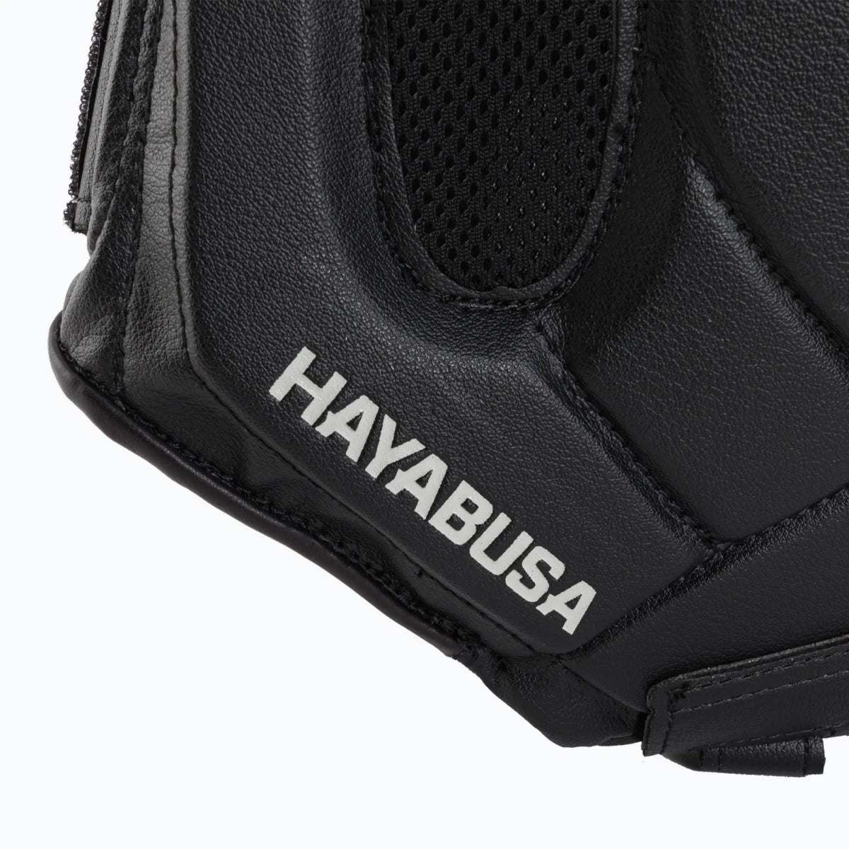 전문가용 블랙 T-Cross Hayabusa T3 헬멧 후면 폐쇄 디테일.