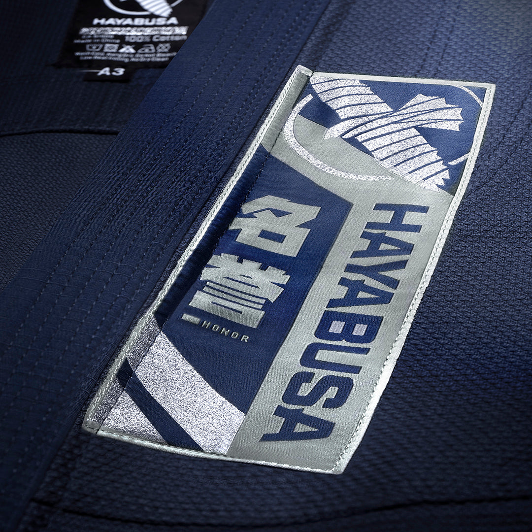 Primo piano della scritta Hayabusa e dei dettagli ricamati sulla variante blu navy