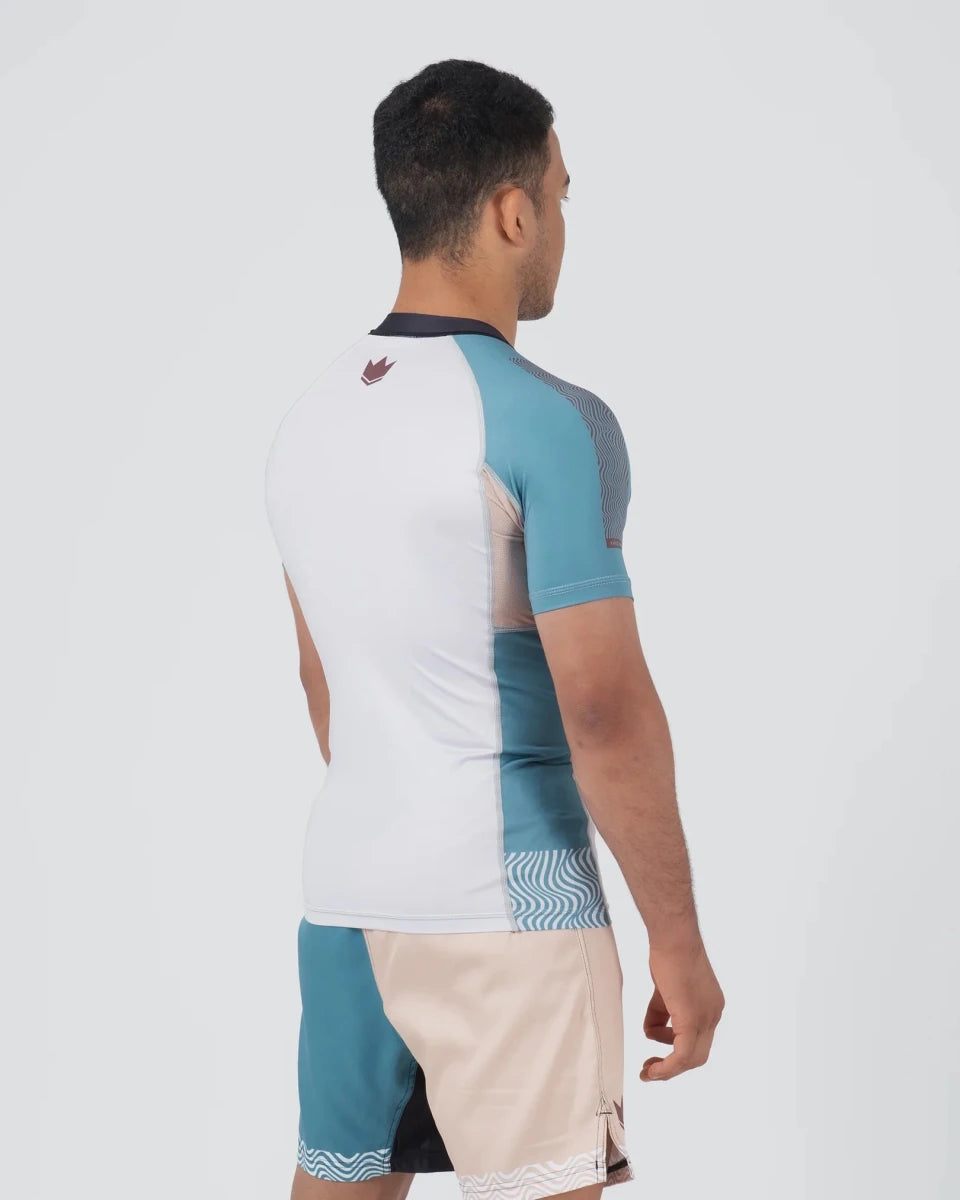 Vue arrière du rashguard Kingz Flow bleu clair avec graphismes entièrement sublimés