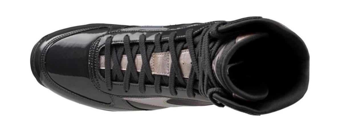 Matériau et détails de couture du Mizuno Wave Monster noir.