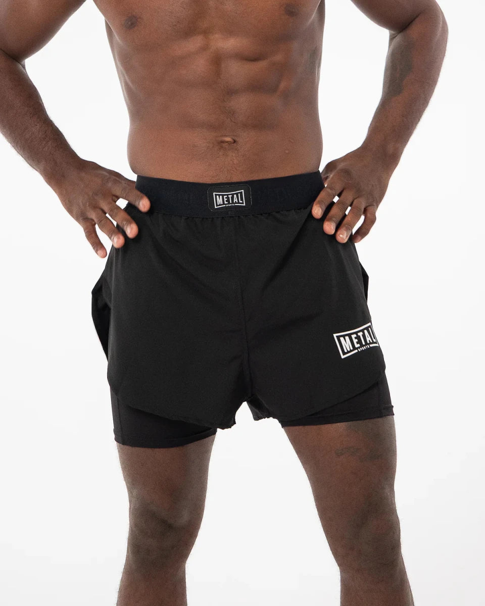 Vista frontal do short preto 2 em 1 Metal Boxe usado por um atleta
