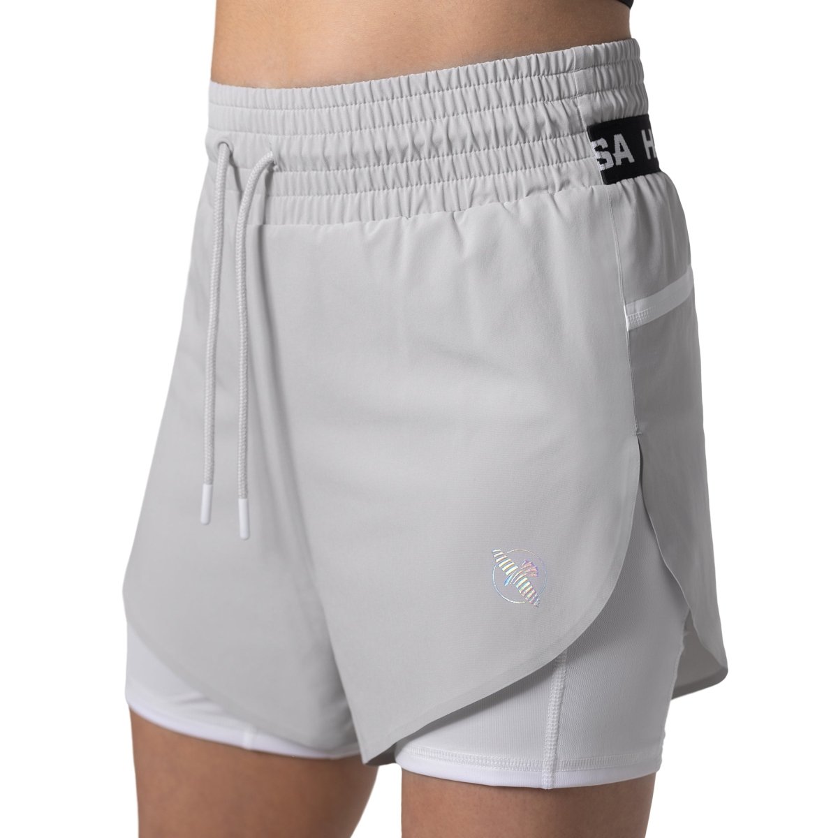 Vue de face du short de sport gris pour femme Hayabusa Mid Rise avec logo visible