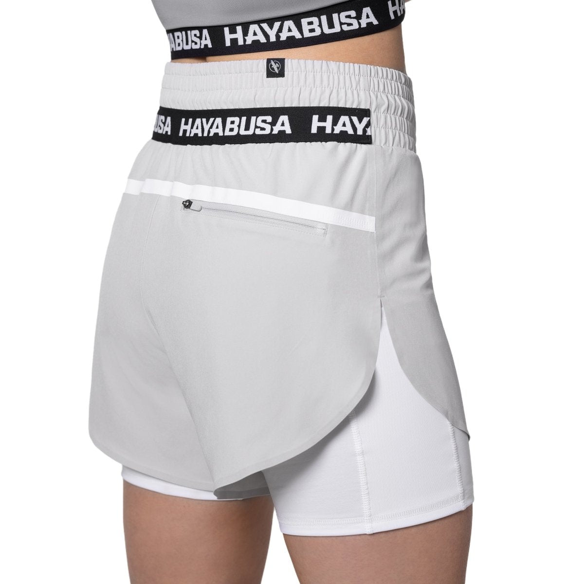 Vue arrière du short gris Hayabusa montrant la coupe taille mi-haute