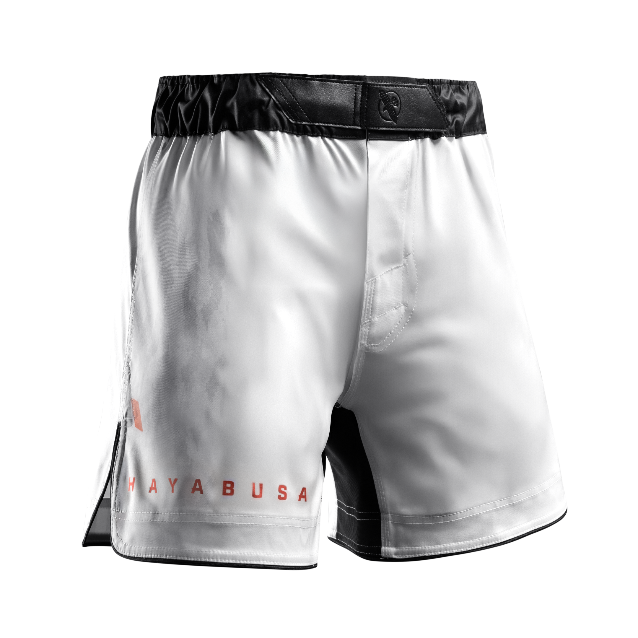 Vista frontale dei pantaloncini MMA Hayabusa Apex Full-Length bianchi, con spacchi laterali per la mobilità