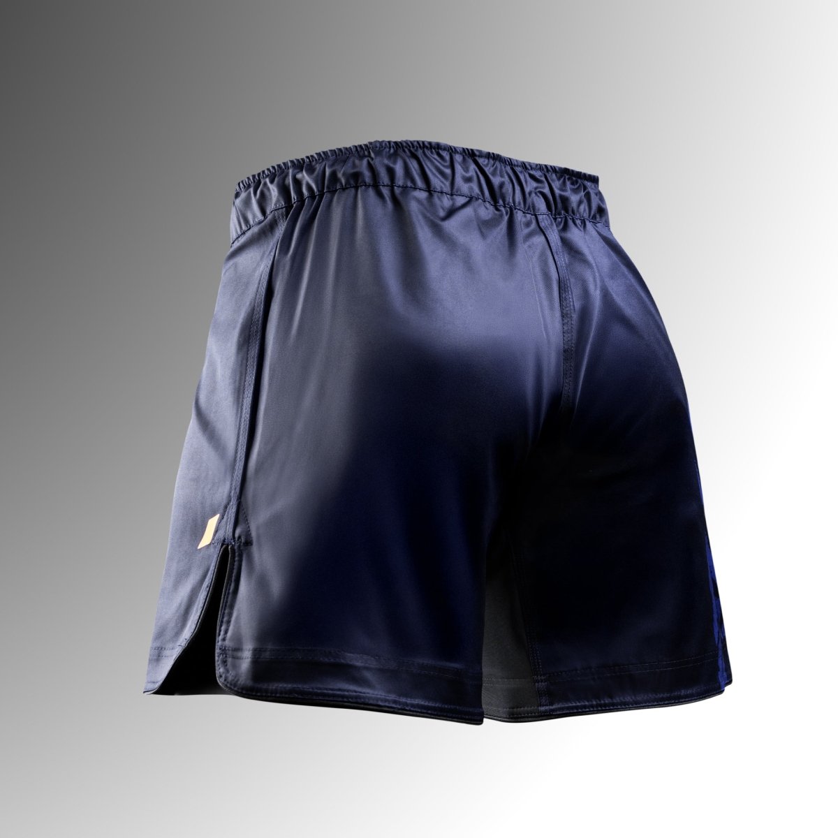 Bakifrån av de blå Hayabusa Apex Mid-Thigh MMA-shortsen, som visar det säkra midjebandet och det rivtåliga tyget