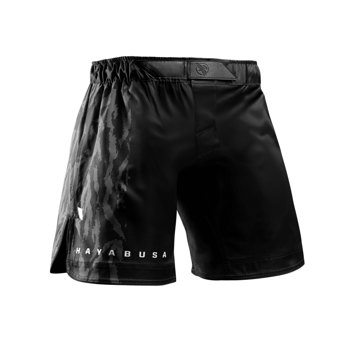 Framifrån av de svarta Hayabusa Apex Mid-Thigh MMA-shortsen med interlock-stängning