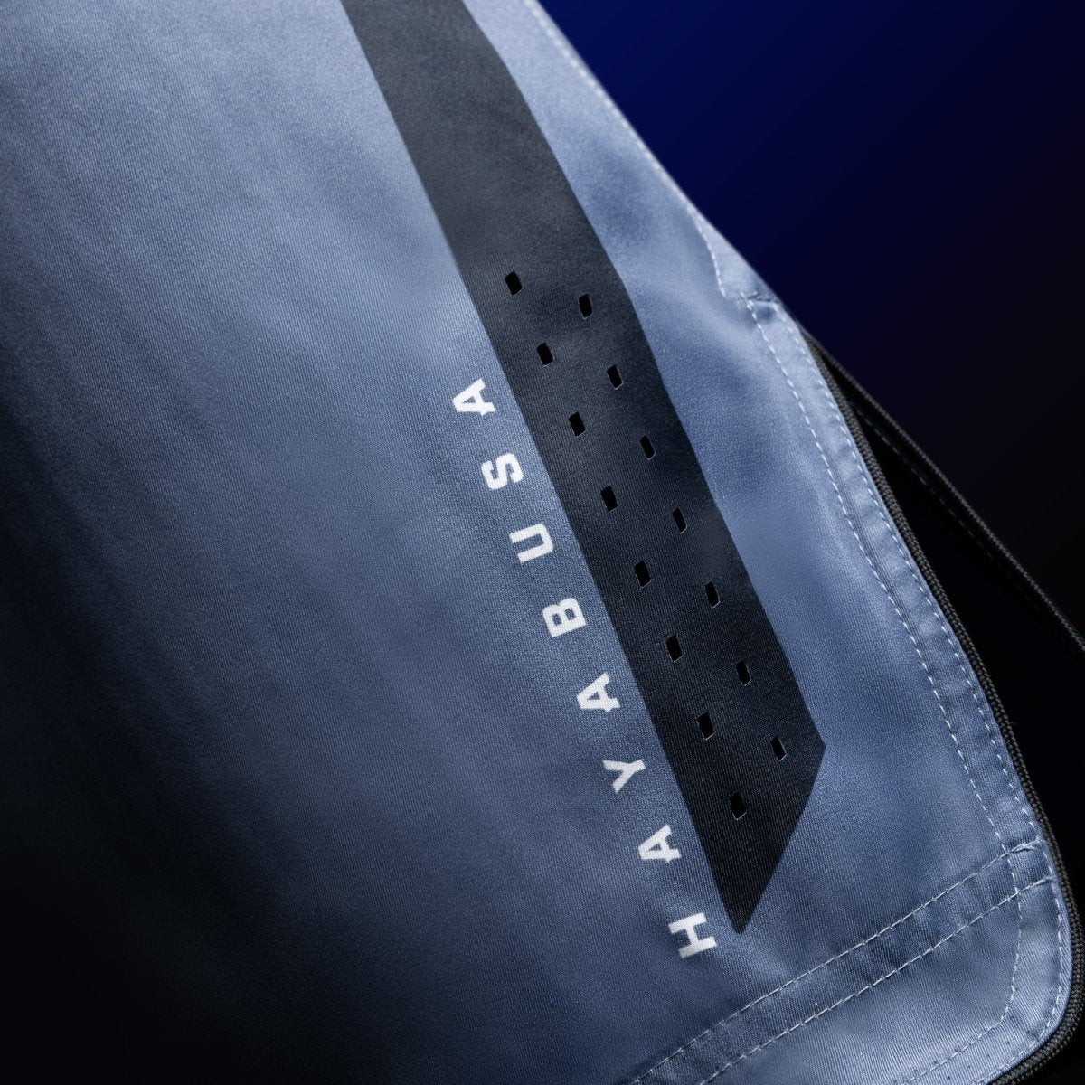 Gros plan du lettrage Hayabusa sur la jambe du short de combat bleu 3/4